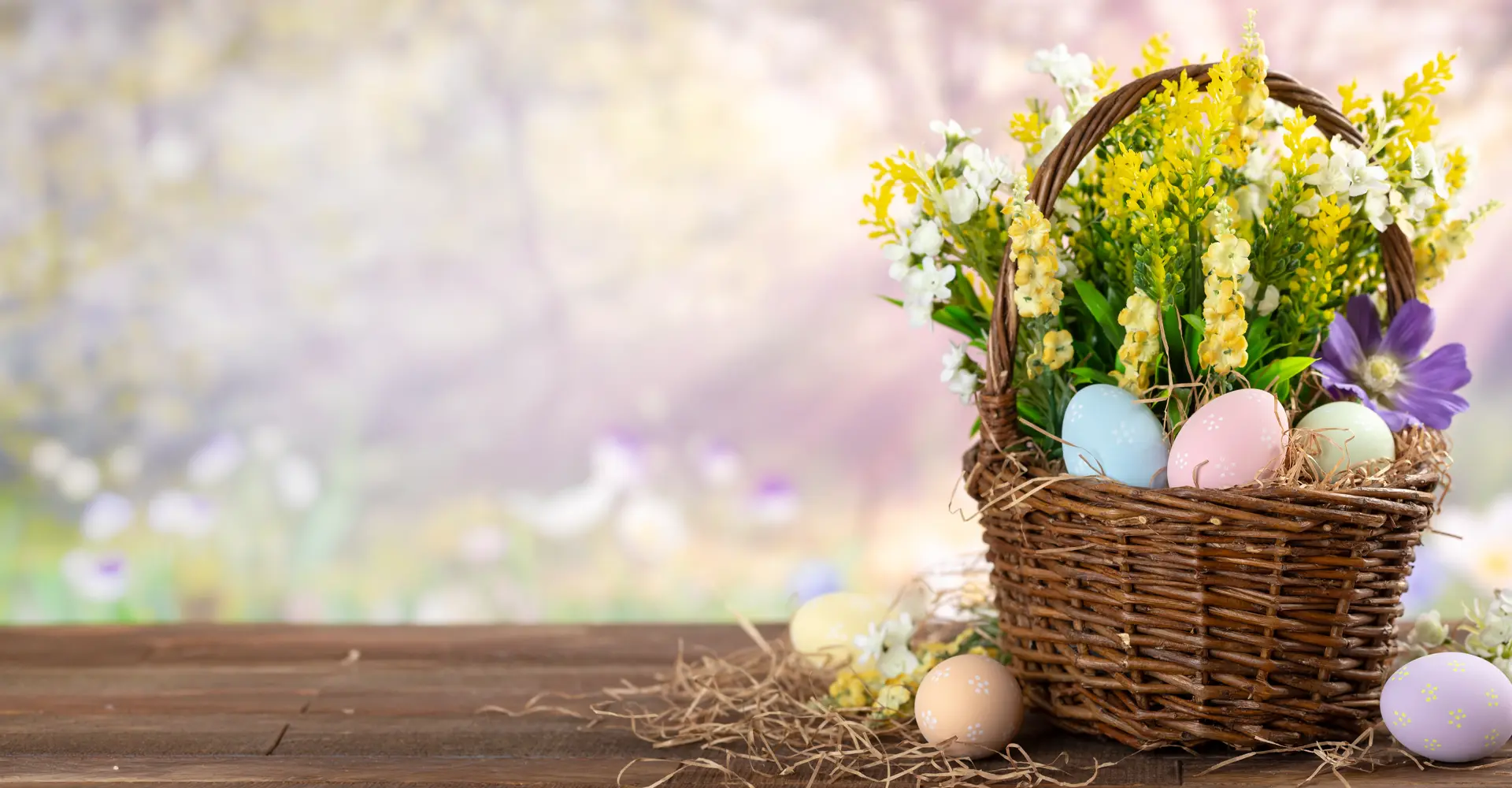 Osterkorb mit Frühlingsblumen für das Ostergewinnspiel stehend